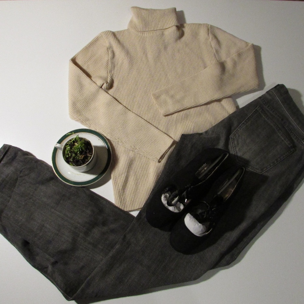 Womens NY and Company jeans grey wasg in size 6